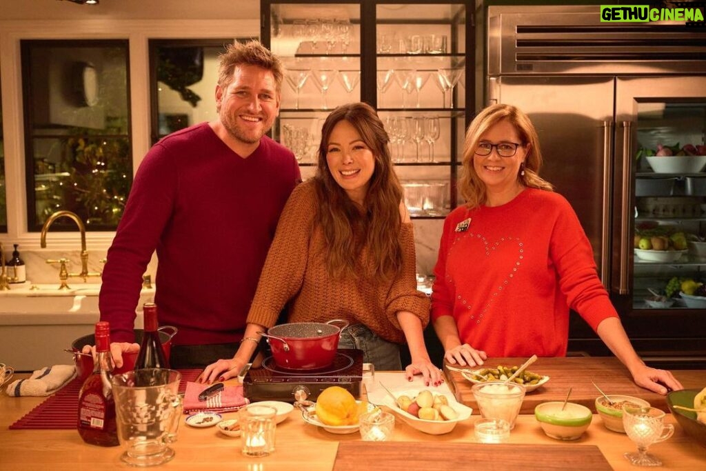 Jenna Fischer Instagram - When @lindsayjprice and @curtisstone invited me over to celebrate Christmas Eve, I expected dinner to be nothing short of incredible…and I was right. Thank you both for tapping into my favorite childhood memories through food, laughter and such a dear friendship. Grab your Thanksgiving leftovers and tune into their new series, In the Spirit with Lindsay and Curtis, on @hsn + right now to catch all of the fun we had. 📷: @lastyoni