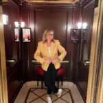 Jenna Fischer Instagram - Me in a fancy elevator #whitestsneakersaward