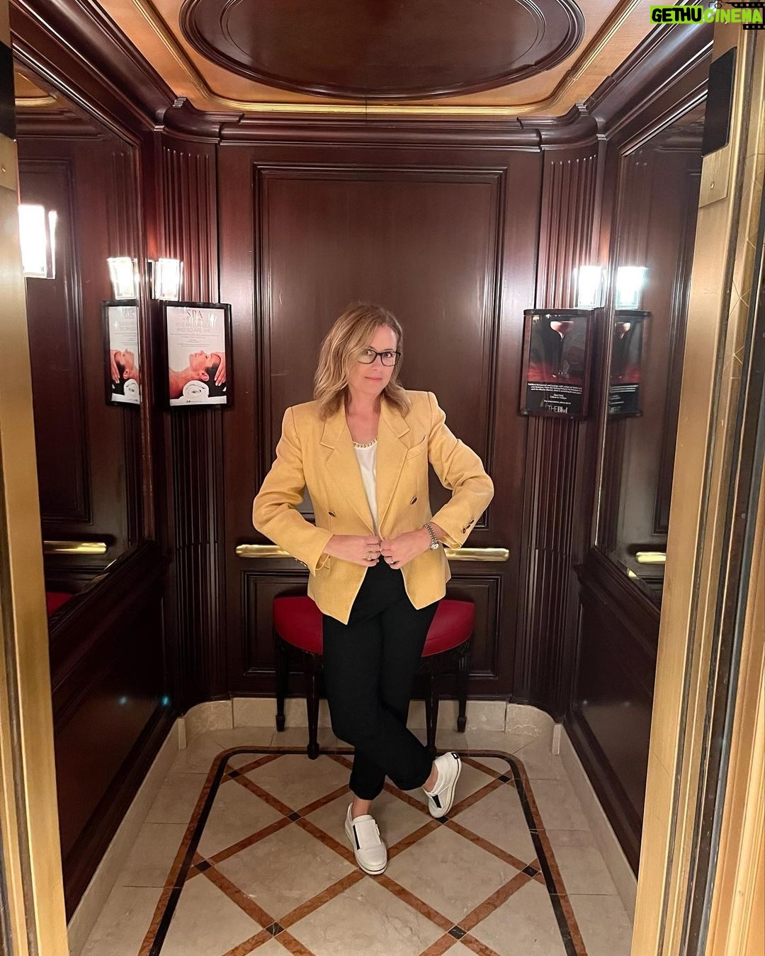 Jenna Fischer Instagram - Me in a fancy elevator #whitestsneakersaward