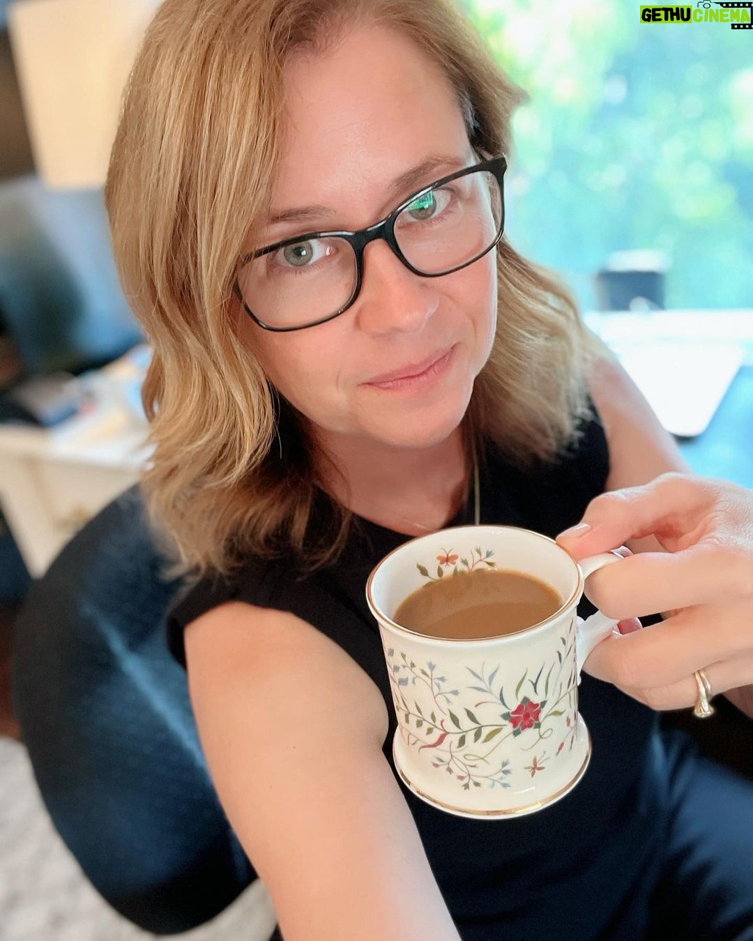 Jenna Fischer Instagram - Happy Sunday! I’ve really gotten into reading again over this past year. I’m currently building my fall/winter book stack thanks to recommendations from your comments, posts and friends. Swipe to see a few of my favorite summer reads. Missing from the pile is Stephen King’s Billy Summers…I gave my copy to my Dad after I finished it! And, It Ends With Us which is how I discovered Colleen Hoover!