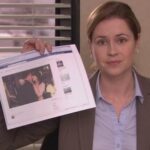 Jenna Fischer Instagram - Pam is a Mom Detective! This week on @officeladiespod we are breaking down Season 6 The Cover Up and Pam uncovers the truth about whether Donna is cheating on Michael or not. We break it all down plus @angelakinsey and I discuss the 10 Signs your Partner is Cheating, the clickiest pens (or should we say “pins”), and @rainnwilson shares with us about directing this episode. Link in bio to listen! 🖊🕵️‍♀️🎙