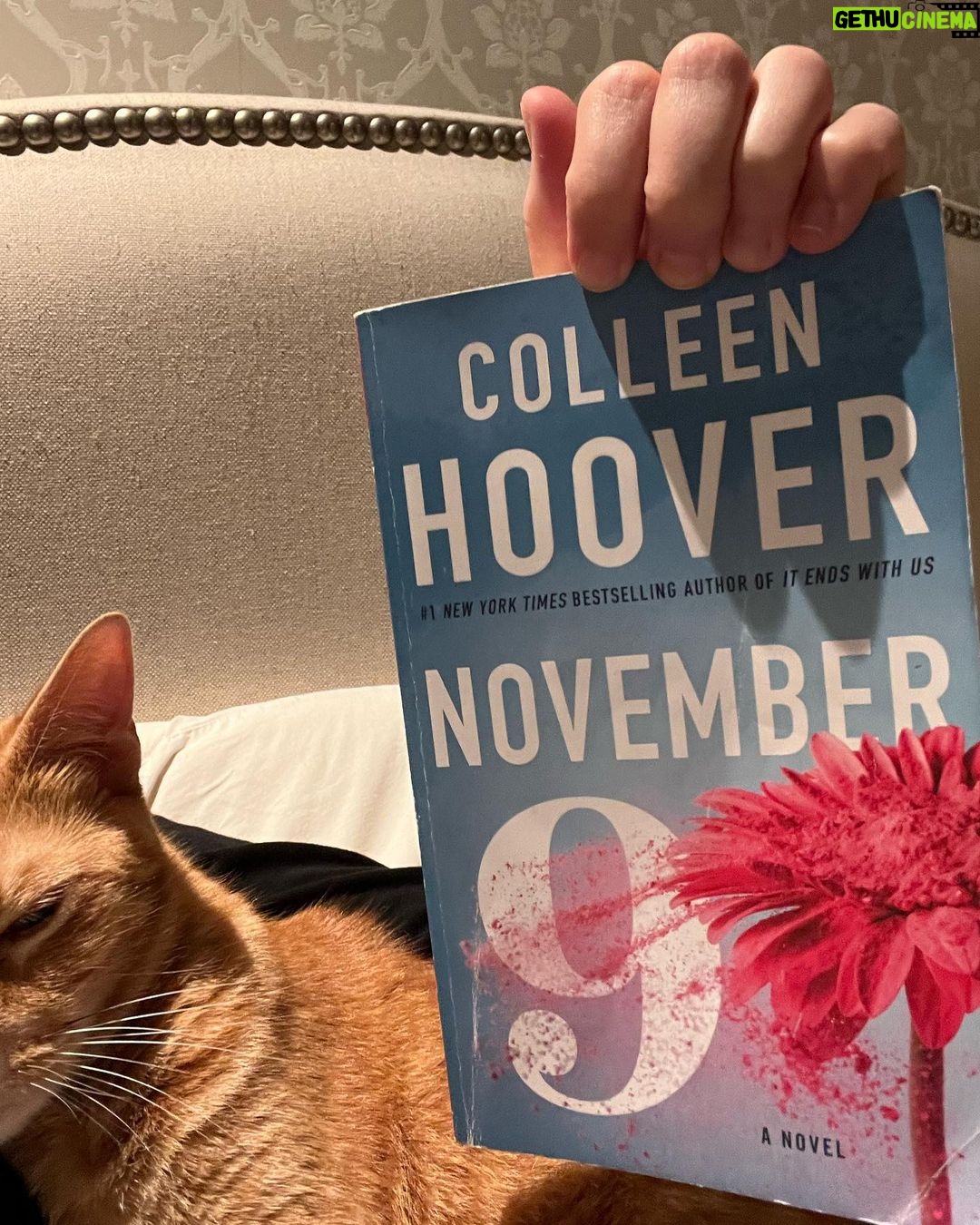 Jenna Fischer Instagram - Happy Sunday! I’ve really gotten into reading again over this past year. I’m currently building my fall/winter book stack thanks to recommendations from your comments, posts and friends. Swipe to see a few of my favorite summer reads. Missing from the pile is Stephen King’s Billy Summers…I gave my copy to my Dad after I finished it! And, It Ends With Us which is how I discovered Colleen Hoover!