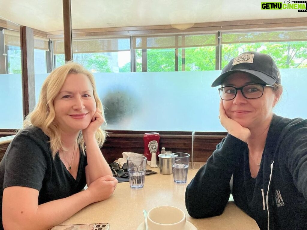 Jenna Fischer Instagram - I ❤️ NY. I ❤️ a NY breakfast in a diner. I ❤️ my BFF.