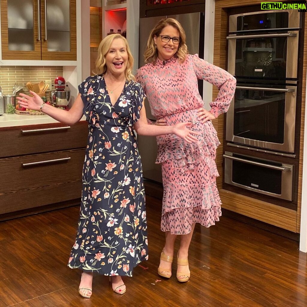 Jenna Fischer Instagram - We didn’t coordinate in advance but look how cute our outfits go together!! I have to shout out a big thank you to @laura.tremaine for lending me this @saloniofficial dress! She wore it when her book came out and told me it would be good luck. I felt so pretty in it all day! Makeup: @tamah_krinsky Hair: @christikaycagle BFF: @angelakinsey Photo location: @livekellyandryan