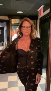 Jenna Fischer Instagram - Tonight! THE suit is on @latenightseth along with my BFF @angelakinsey Tonight’s look is brought to you by: Makeup: @tamah_krinsky Hair: @christikaycagle Stylist: The incredible @lindsayjprice THE suit: @cynthiarowley