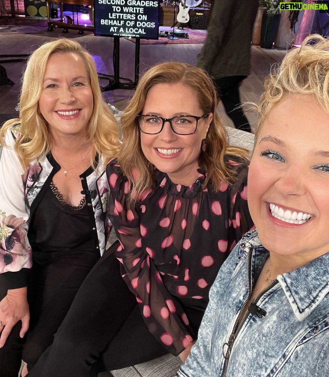 Jenna Fischer Instagram - Listen up! I’m on the @kellyclarksonshow Show today with @angelakinsey I wore my Spanx pants (that I’m in love with) and my Saloni blouse (also in love) and my favorite @jemmasands earrings. We had a great time on the show with @kellyclarkson and @itsjojosiwa There is also an amazing story of @stmschoolrva teaming with local animal shelter @racc_shelter to find homes for dogs. Elementary school kids were each given a dog at the shelter to profile. They wrote heartfelt posts and almost all of the dogs got adopted! Thank you to my glam team… @fcepntr (makeup) and @cherilynrachelle (hair) Check it out!