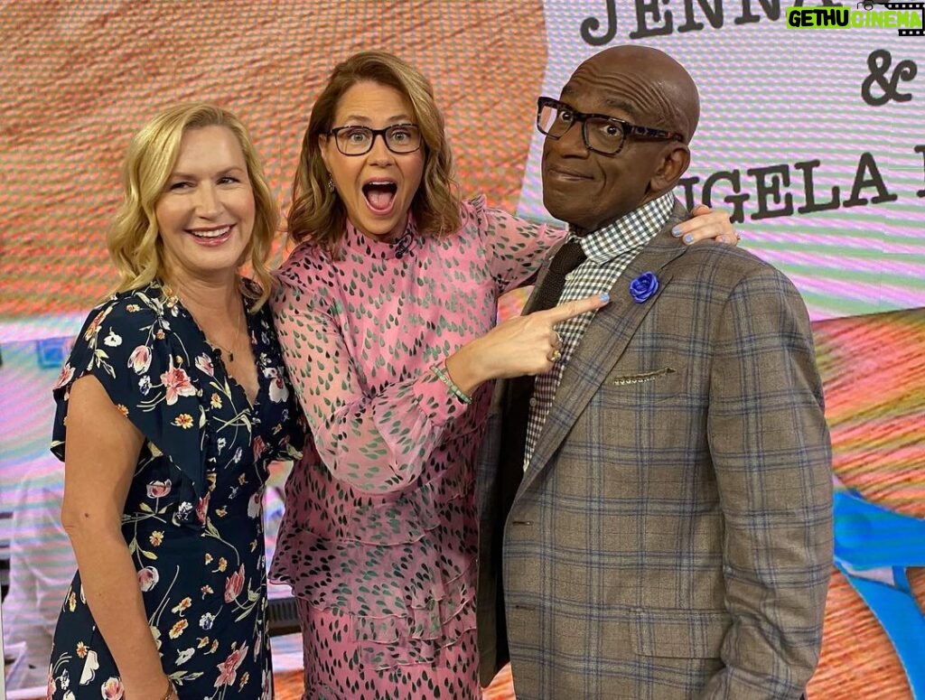 Jenna Fischer Instagram - Thank you NYC for an amazing book launch week! @angelakinsey we did it! We launched our book and had a blast doing it. (Swipe to see proof that the fakey flower IS making a comeback! I’m going to get it going again I swear!!) And I loved seeing so many friends in NYC @sordociego @elliekemper @therealkateflannery 😘 I ❤️ NY! (Did you notice I wore my whitest sneakers to see the Office Musical?)
