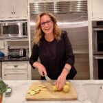 Jenna Fischer Instagram - Mom’s making dinner in a blazer so you know…it’s gonna be good. #fancycook #saturdaynight