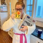Jenna Fischer Instagram - One day I hope to retire in NYC but until then, I’ve got my mug and Sunday newspaper. Happy Sunday everyone!