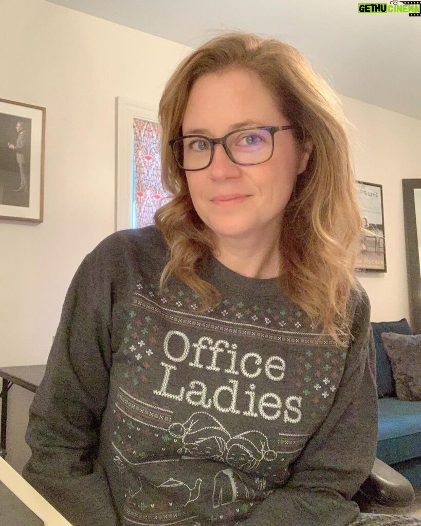 Jenna Fischer Instagram - Good morning! Woke up early and couldn’t get back to sleep so I’m at my desk for a little writing session before the rush of kids and lunch packing and school drop off begins. Happy Monday!