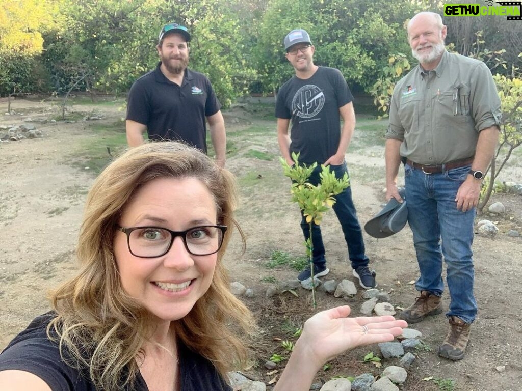 Jenna Fischer Instagram - Citrus experts Roger and Alex stopped by to check on our little @sumocitrus and good news…it’s doing great!! They said we might have some tiny fruits next year! 🍊