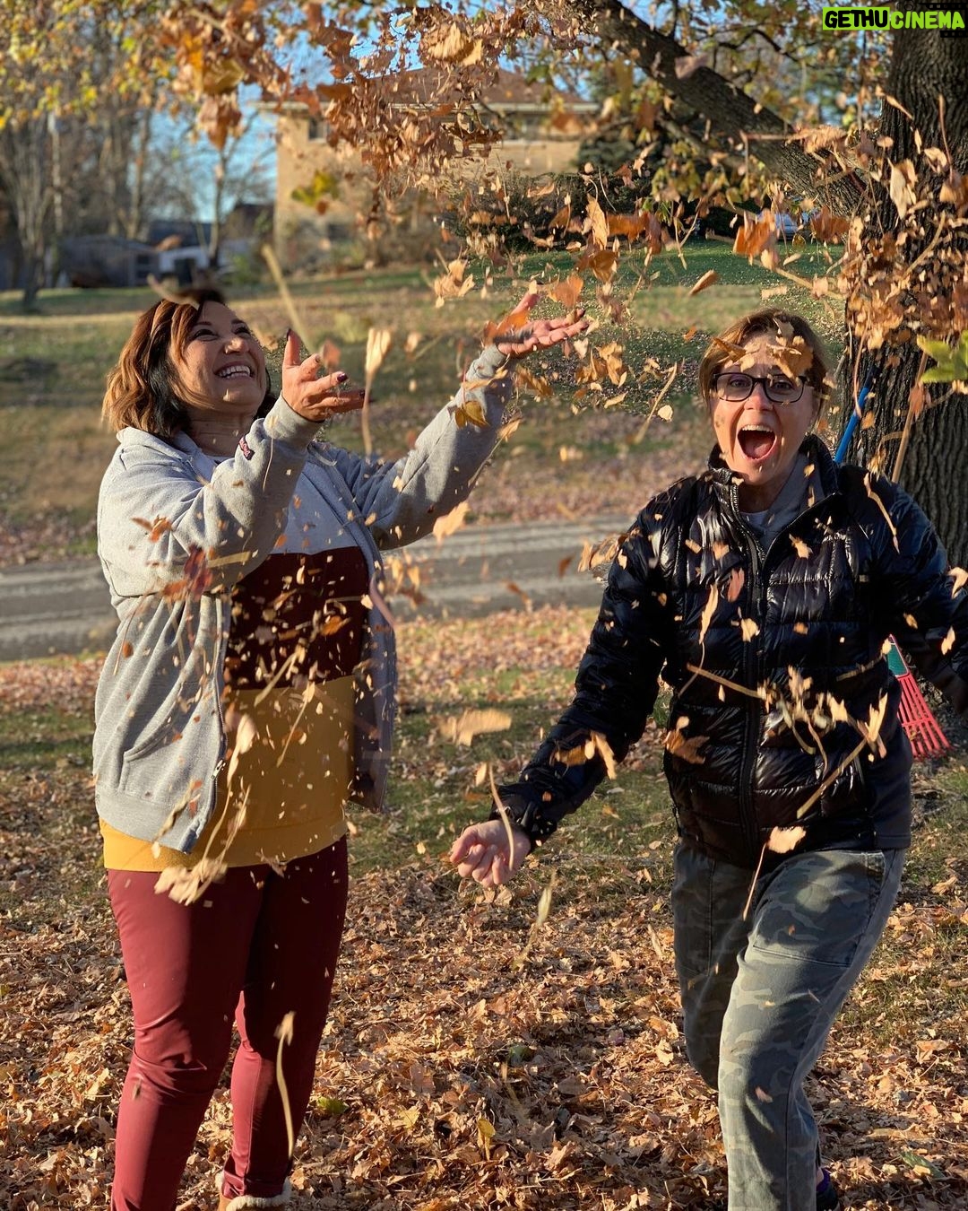 Jenna Fischer Instagram - When leaves are involved the adults become kids! 🍁