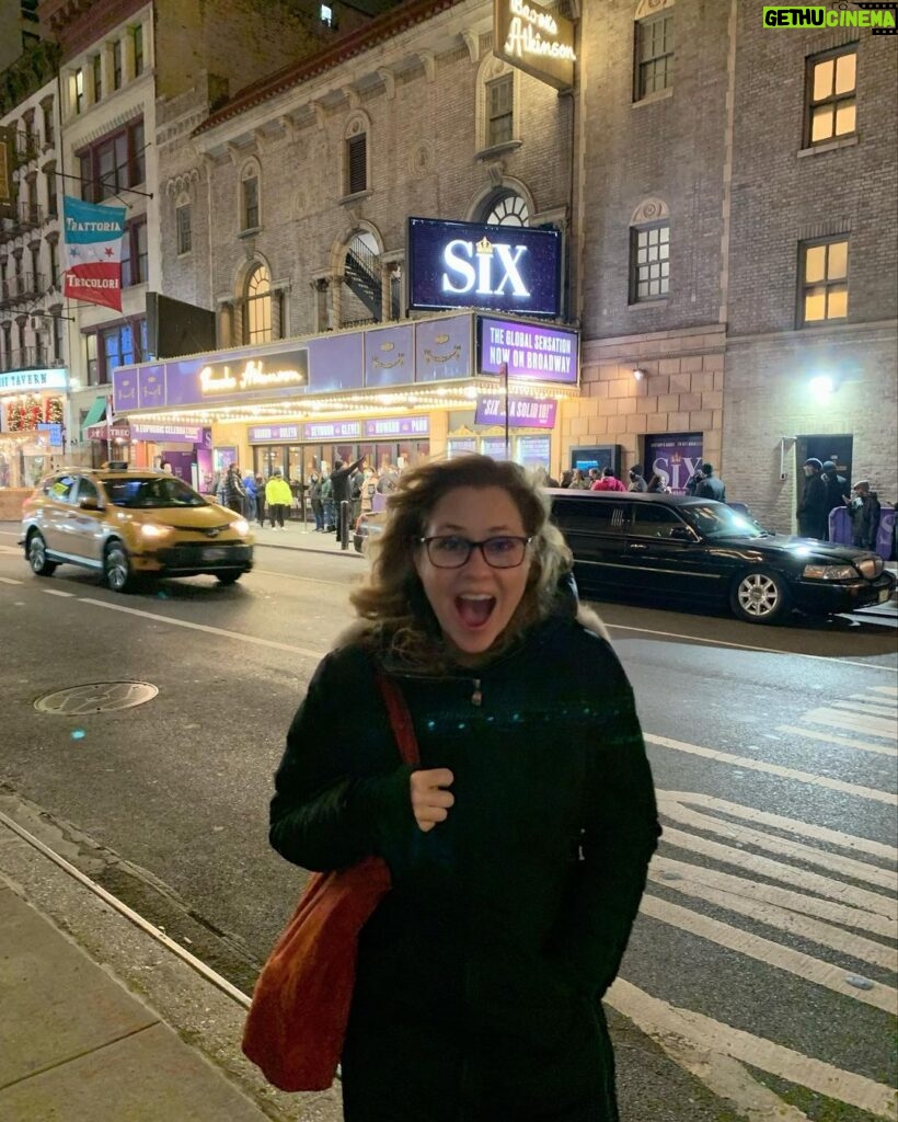Jenna Fischer Instagram - Made it back to Broadway! My family LOVES the music from Six and we could not wait to see this show. The Queens killed it! @missadriannahicks @courtneypmack @abcmuell @sampauly @ms.uzele @brittmack8 Sorry we missed you @andrea.cesyl #queens #getdownyoudirtyrascal