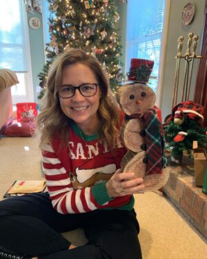 Jenna Fischer Instagram - Homemade gifts from my Mom and Dad! My Mom made the wreath, my Dad made the wooden Snowman. Aren’t they the best!!? Get ready St. Louis because my Dad is going to spend this year making more Snowmen and my Mom and sister are going to take them to local art/craft fairs. They are the cutest!! ❤️🎁🎄