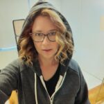 Jenna Fischer Instagram - Exciting news. Shoulder is still broken but healing well. I can take the sling off while at home and I get to start physical therapy next week. I can also partially curl my hair now. (Just in the front.) #onthemend