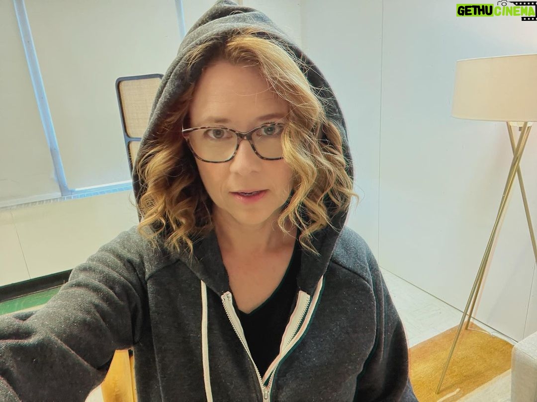 Jenna Fischer Instagram - Exciting news. Shoulder is still broken but healing well. I can take the sling off while at home and I get to start physical therapy next week. I can also partially curl my hair now. (Just in the front.) #onthemend