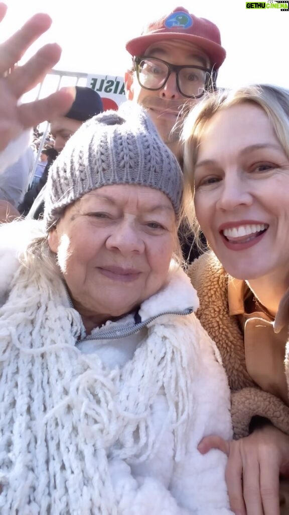 Jennie Garth Instagram - The Rose Bowl Parade 2024 🥁💫🤩 with the Meemster. Happy Birthday Mom!🎉🥳