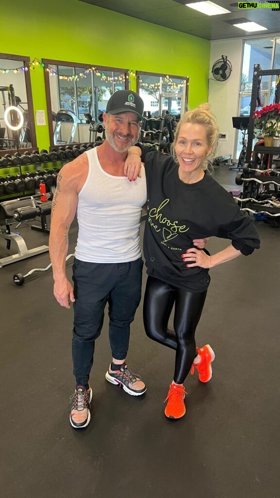 Jennie Garth Instagram - It’s Wednesday…don’t forget to carve out some time for yourself and have some fun while you’re at it😘 🖤JG #ichooseme #wednesday #motivation #humpday 🚩Link in my bio to order your I Choose ME Merch 💪🏼 Alive Fitness