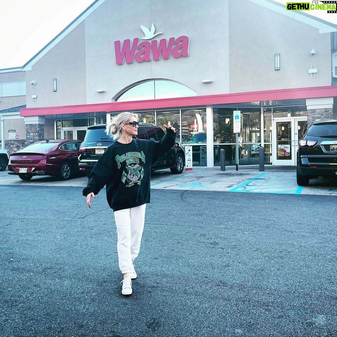 Jennie Garth Instagram - My husband’s recommendation on where to eat while in #philadelphia Him: Eat at Wawa’s, it’s the best! Me: It’s a GAS STATION!!?? 🤣🤵🏻♂️🤦🏼♀️🤷🏻♂️ Thanks @dirvla. Also #gobirds 🦅 @philadelphiaeagles