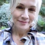 Jennie Garth Instagram - Maybe you’ve heard but today is Giving Tuesday and the clock is ticking! Every $1 can help provide up to 20 meals to people facing hunger through the @FeedingAmerica nationwide network of food banks. If you can, go to Feedingamerica.org/donate to help change people’s lives. 🖤JG #givingtuesday #hunger #donate #america #thankyou #grateful Los Angeles, California