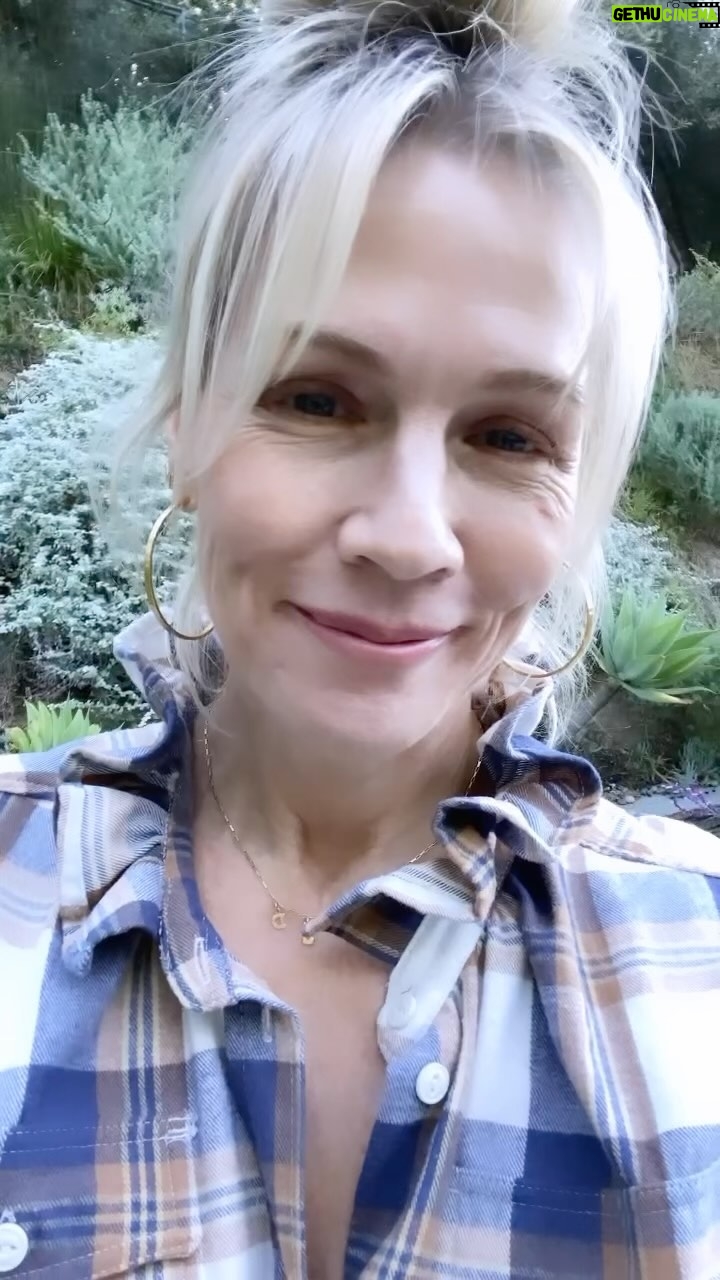 Jennie Garth Instagram - Maybe you’ve heard but today is Giving Tuesday and the clock is ticking! Every $1 can help provide up to 20 meals to people facing hunger through the @FeedingAmerica nationwide network of food banks. If you can, go to Feedingamerica.org/donate to help change people’s lives. 🖤JG #givingtuesday #hunger #donate #america #thankyou #grateful Los Angeles, California
