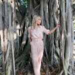 Jennie Garth Instagram - This is a good week to be grateful! Let’s start our gratitude list a few days early. My top 3 today are my health, my supportive team of friends and family and … this beautiful tree. What are you grateful for? 💛jg