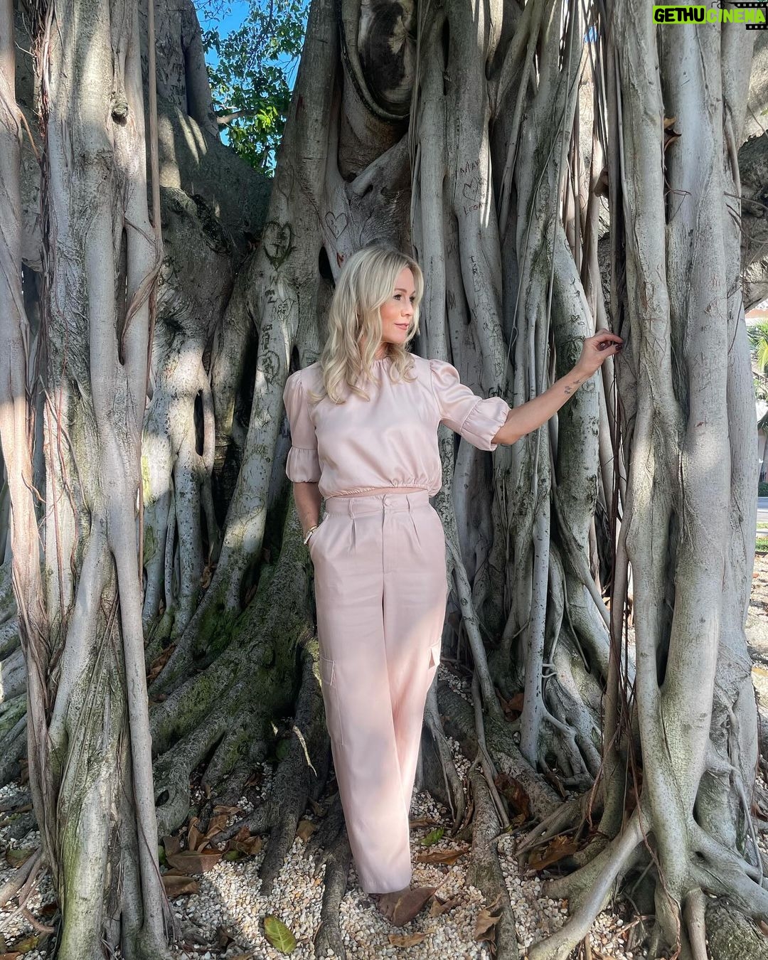 Jennie Garth Instagram - This is a good week to be grateful! Let’s start our gratitude list a few days early. My top 3 today are my health, my supportive team of friends and family and … this beautiful tree. What are you grateful for? 💛jg