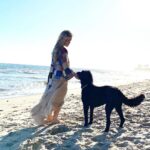 Jennie Garth Instagram - I don’t know about you but once in a while I need a reset! Life is always moving so fast, and sometimes I need to just shut it all off 🤪 The ocean is so soothing and always washes all my worries away.🌊 Tell me your fave way to reset, I need more ideas 🙃 Oh also, my daughter @raylolaray made me this amazing coat!!🤩 🖤JG #ichooseme #reset #ocean #mentalhealth