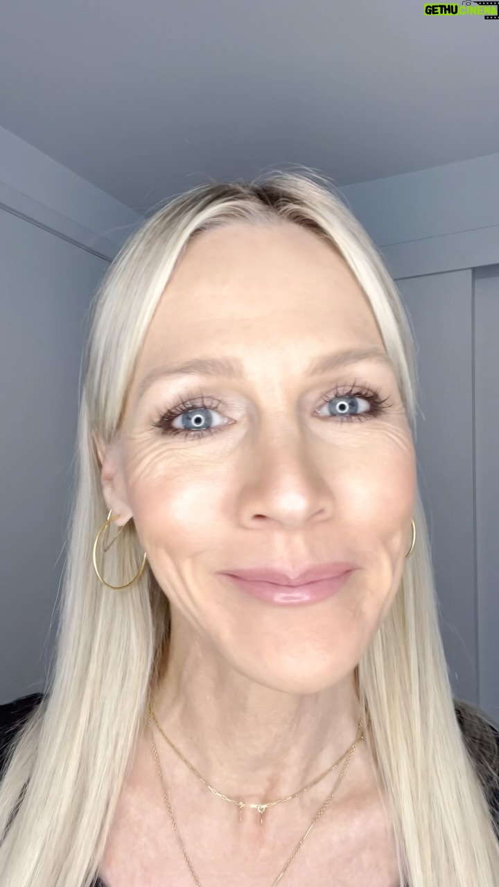 Jennie Garth Instagram - I ♥️ the Baked Starter Kit from Laura Geller Beauty and these are the 3 reasons why it’s my favorite kit: ✅ The Baked Balance-n-Brighten Foundation is dermatologist-recommended! It’s perfect for sensitive skin, feels weightless so it doesn’t settle into fine lines or wrinkles. ✅ The Retractable Kabuki Brush = game-changer. It works with just about everything and allows me to create the coverage I want, and I love the high bristle count. ✅ The Best of the Best Face Palette includes three eyeshadows, highlighter, blush, and a bronzer. This kit is a must-have if you love a natural look and if you’re busy (like me!) and only have 10 minutes to get ready each day- 😂 Laura Geller has done it again - check it out on Laurageller.com! #laurageller #lauragellerbeauty #jenniegarth #matureskin #makeupformatureskin #ad