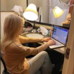 Jennie Garth Instagram - Happy weekend everyone!!🤩 Good thing it’s Saturday because I was resorting to using a bathroom as an office 🚽🚿🛀🏻🤣🤪🙋🏼‍♀️🤷🏼‍♀️ #saturday #tgif #work #travel #boss #office #ichooseme #weekend West Chester, Pennsylvania