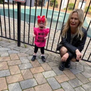 Jennie Garth Instagram - I think I’ve met my match! 
I tried so hard to win this little angel over, I mean she was named after Kelly Taylor so you’d think I’d be able to, but NOPE.  If nothing else I learned a few new dramatic acting chops🤣

 #mini #kellytaylor #drama #ichooseme
