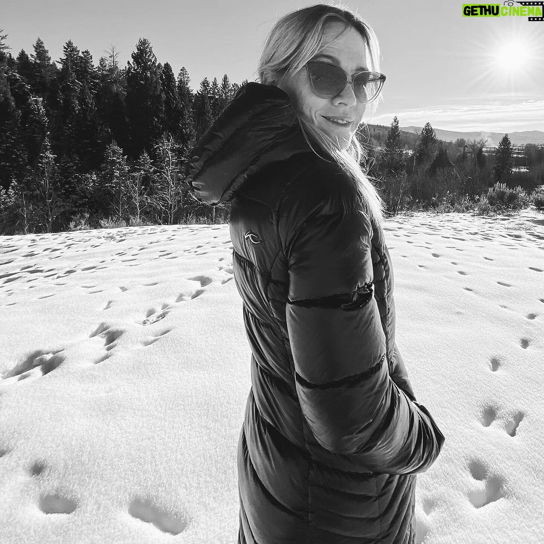 Jennie Garth Instagram - Happy #MLK day everyone- 🖤JG #healing #understanding #growth #love #gratitude