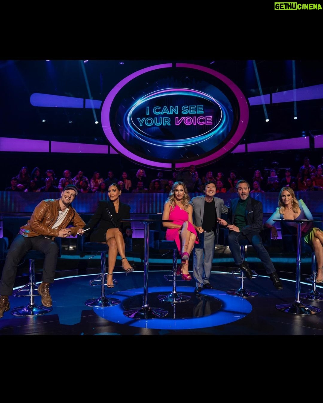Jennie Garth Instagram - 🎼Is this the real life? Is this just fantasy? 🎶 It's QUEEN NIGHT tonight on I CAN SEE YOUR VOICE! And yours truly is a guest detective so tune to Fox tonight at 8pm/7c. This was one of my favorite experiences not only because I adore @kenjeong but I loved hearing all the talented voices...plus I'm very competitive so do you think I chose correctly? Who do *YOU* think is a good singer? 🎤 @seeyourvoicefox #ICanSeeYourVoice