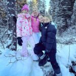 Jennie Garth Instagram – Family hike time! ❄️🥾⛄️We went deep into the woods and saw the most beautiful icy river and tracked wild animals (they were all hiding from us, I guess they saw us coming lol) 
Our outdoor fits by: @loveshackfancy  x @bogner @ferastyle @kjus @thenorthface @carhartt