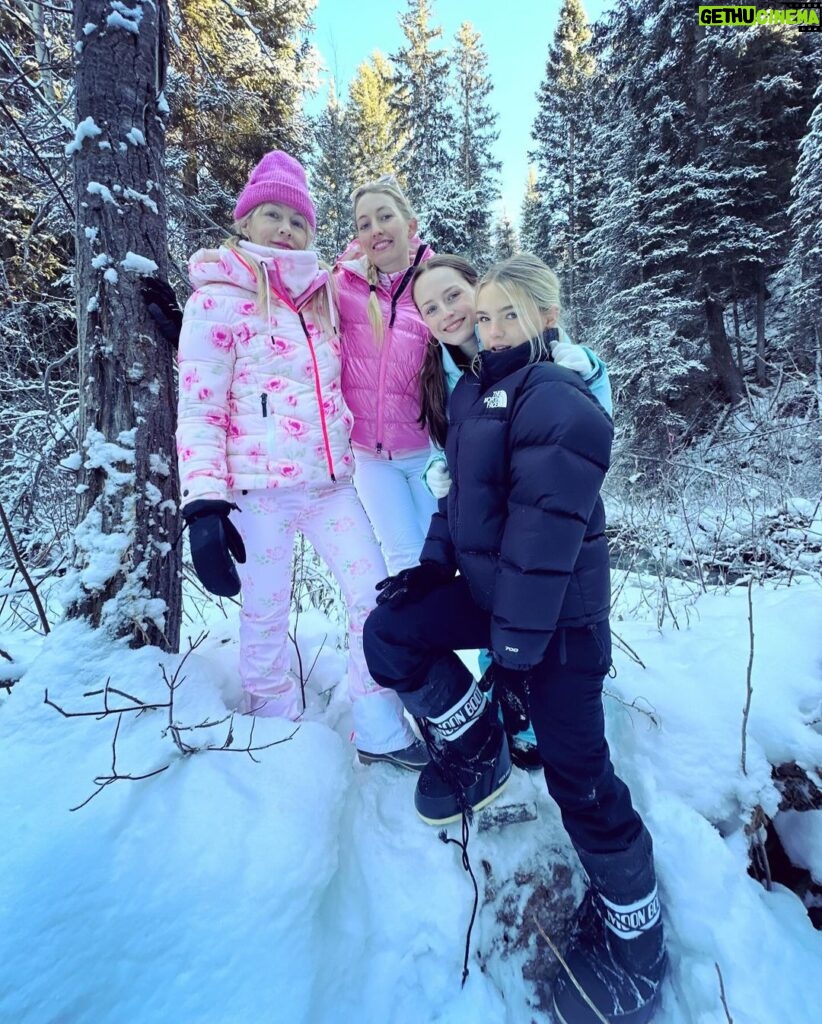 Jennie Garth Instagram - Family hike time! ❄️🥾⛄️We went deep into the woods and saw the most beautiful icy river and tracked wild animals (they were all hiding from us, I guess they saw us coming lol) Our outdoor fits by: @loveshackfancy x @bogner @ferastyle @kjus @thenorthface @carhartt
