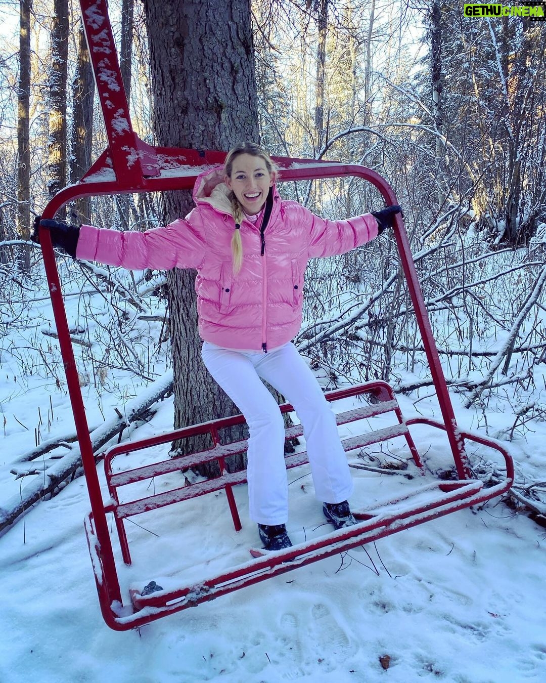 Jennie Garth Instagram - Family hike time! ❄️🥾⛄️We went deep into the woods and saw the most beautiful icy river and tracked wild animals (they were all hiding from us, I guess they saw us coming lol) Our outdoor fits by: @loveshackfancy x @bogner @ferastyle @kjus @thenorthface @carhartt