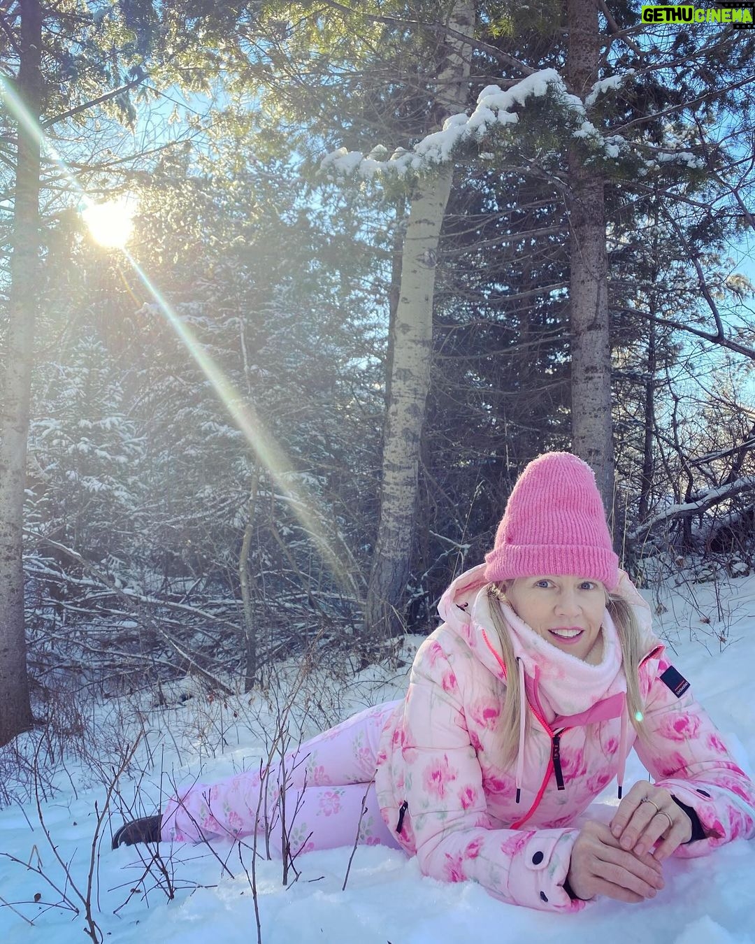 Jennie Garth Instagram - Family hike time! ❄️🥾⛄️We went deep into the woods and saw the most beautiful icy river and tracked wild animals (they were all hiding from us, I guess they saw us coming lol) Our outdoor fits by: @loveshackfancy x @bogner @ferastyle @kjus @thenorthface @carhartt