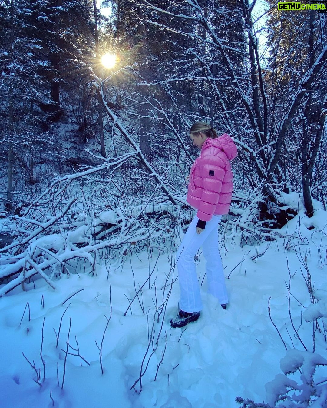 Jennie Garth Instagram - Family hike time! ❄️🥾⛄️We went deep into the woods and saw the most beautiful icy river and tracked wild animals (they were all hiding from us, I guess they saw us coming lol) Our outdoor fits by: @loveshackfancy x @bogner @ferastyle @kjus @thenorthface @carhartt