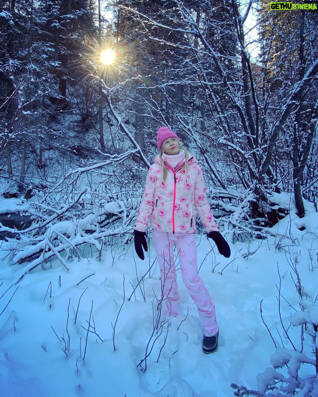 Jennie Garth Instagram - Family hike time! ❄️🥾⛄️We went deep into the woods and saw the most beautiful icy river and tracked wild animals (they were all hiding from us, I guess they saw us coming lol) Our outdoor fits by: @loveshackfancy x @bogner @ferastyle @kjus @thenorthface @carhartt