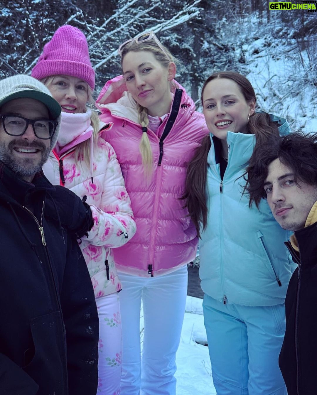 Jennie Garth Instagram - Family hike time! ❄️🥾⛄️We went deep into the woods and saw the most beautiful icy river and tracked wild animals (they were all hiding from us, I guess they saw us coming lol) Our outdoor fits by: @loveshackfancy x @bogner @ferastyle @kjus @thenorthface @carhartt