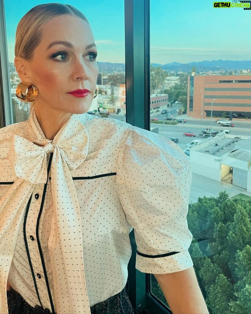 Jennie Garth Instagram - Some thoughts are deep. Some are not😝 Hope you all had a good and safe week! 🖤JG #friday #ff #ichooseme Styled by @janeylopatypr 💕 Top and pants are @vishrutiofficial 😘 Glam by @tracinadhair 🎀and @mariahnicolebeauty Photographed at @slsbeverlyhills SLS Hotel, a Luxury Collection Hotel, Beverly Hills