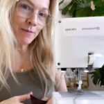 Jennie Garth Instagram - Sewing isn’t my favorite, but i still find myself doing it. 🙃 What’s something you don’t like to do but still do it? And don’t say working out, I won’t accept that answer! 🤣🥰 Also, my hair…what is happening there? Maybe i should brush it before sending out a video for all the world to see?! 🤦🏼‍♀️ 🖤JG #ichooseme #idontchoosesewing #sewing #bedhead