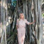 Jennie Garth Instagram - This is a good week to be grateful! Let’s start our gratitude list a few days early. My top 3 today are my health, my supportive team of friends and family and … this beautiful tree. What are you grateful for? 💛jg