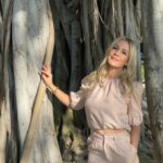 Jennie Garth Instagram - This is a good week to be grateful! Let’s start our gratitude list a few days early. My top 3 today are my health, my supportive team of friends and family and … this beautiful tree. What are you grateful for? 💛jg