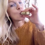 Jennie Garth Instagram - Healthy vegan snack🌱So easy and delish!😋 #snack #vegan #plantbased #protein