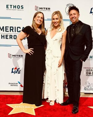Jennie Garth Instagram - American Humane Hero Dog Awards the BEST Awards show I’ve ever been to… paws down🐾

Thank you @americanhumane @herodogawards 🩷