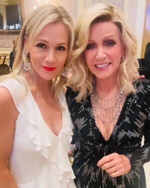 Jennie Garth Instagram - American Humane Hero Dog Awards the BEST Awards show I’ve ever been to… paws down🐾

Thank you @americanhumane @herodogawards 🩷