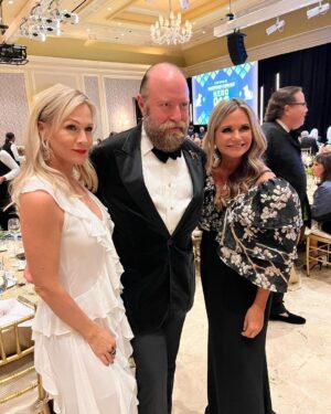 Jennie Garth Instagram - American Humane Hero Dog Awards the BEST Awards show I’ve ever been to… paws down🐾

Thank you @americanhumane @herodogawards 🩷