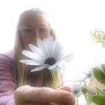 Jennie Garth Instagram - Find happy. Sometimes I know it’s hard, even when your life looks amazing to others, you still have to choose happy. It all starts with YOU!✨💖 You have to choose yourself!😘 🖤JG #ichooseme #choose #you #love #selflove