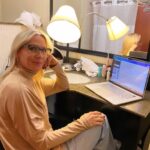 Jennie Garth Instagram - Happy weekend everyone!!🤩 Good thing it’s Saturday because I was resorting to using a bathroom as an office 🚽🚿🛀🏻🤣🤪🙋🏼‍♀️🤷🏼‍♀️ #saturday #tgif #work #travel #boss #office #ichooseme #weekend West Chester, Pennsylvania